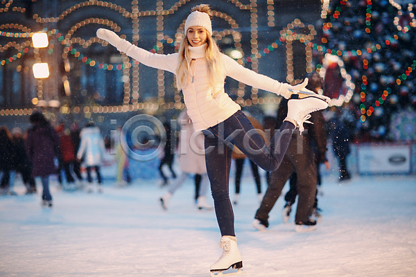 행복 백인 사람 성인 여자 한명 JPG 포토 해외이미지 건강 겨울 라이프스타일 미소(표정) 백그라운드 숫자 스케이터 스케이트 스케이팅 스포츠 야외 얼음 청바지 해외202009 흰색