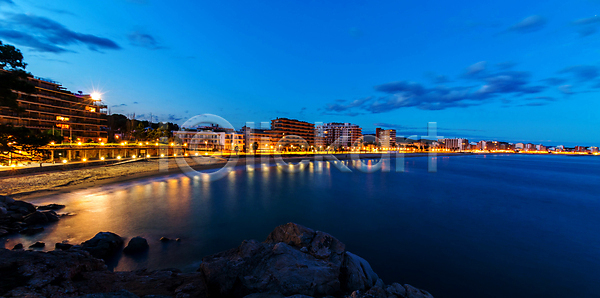 사람없음 JPG 포토 해외이미지 건물 건축양식 도시 도시풍경 도심 마을 모션 물 바다 백그라운드 빛 빛망울 새벽 선 스카이라인 스페인 야간 어둠 여행 원형 장면 저녁 추상 타운 파란색 풍경 하늘 해외202009 해외포토 황혼