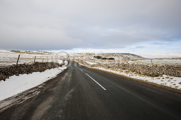 사람없음 JPG 포토 해외이미지 거리 겨울 고속도로 눈내림 도로 밭 선 시골 아스팔트(도로) 여행 영국 영어 잉글랜드 자연 파란색 풍경(경치) 하늘 해외202009