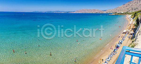 즐거움 휴식 사람 사람없음 JPG 포토 해외이미지 가림막 그리스 그리스인 마을 바다 선베드 수영 우산 파노라마 해외202009 해외포토 휴가