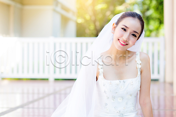성인 성인여자한명만 여자 한명 JPG 앞모습 포토 해외이미지 결혼 공원 신부(웨딩) 앉기 야외 주간 해외202009