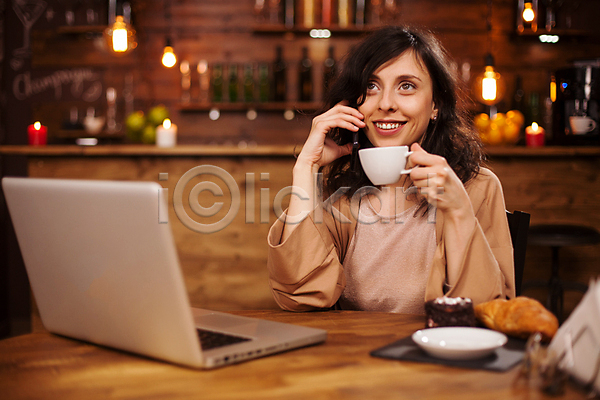 성인 성인여자한명만 여자 한명 JPG 앞모습 포토 해외이미지 노트북 들기 미소(표정) 상반신 스마트폰 카페 커피잔 컵 통화 프리랜서 해외202009