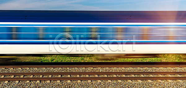 사람없음 JPG 포토 해외이미지 교통시설 구름 기차 도로 맑음 방법 방향 밭 백그라운드 빛 선로 속도 수평선 승객 야외 여름 여행 여행객 유럽 일반 자연 장면 철강 초록색 태양 통과 파노라마 파란색 표현 풍경 하늘 해외202009 해외포토