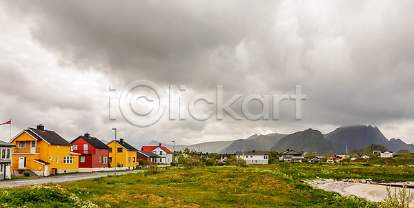 사람없음 JPG 포토 해외이미지 거리 구름(자연) 낚시 노란색 노르웨이 도로 도시 마을 목재 북극 북쪽 빨간색 산 섬 스칸디나비아 시골 시골집 야외 여름(계절) 여행 주택 지역 컬러풀 타운 해외202009 협상