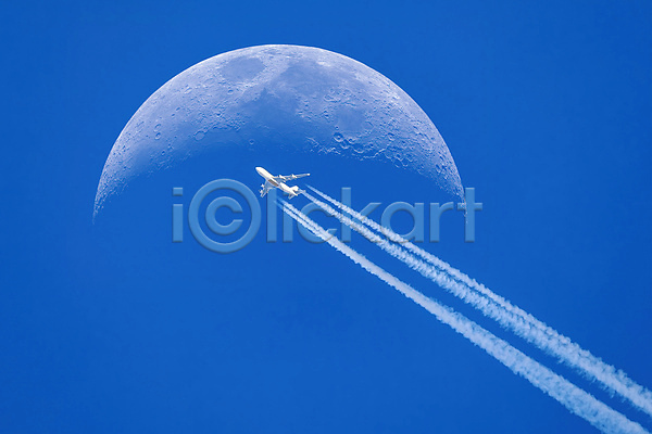 사람없음 JPG 포토 해외이미지 달 백그라운드 비행기 비행운 야간 야외 연기 제트기 주간 파란색 하늘 해외202009