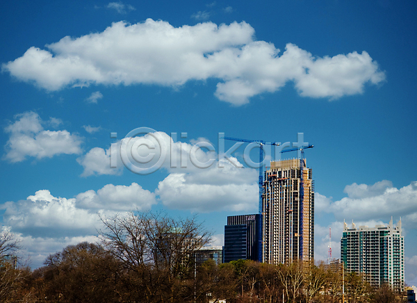 사람없음 JPG 포토 해외이미지 건물 건축양식 고층빌딩 기중기 도시 산업 철강 탑 파란색 하늘 해외202009 흰색