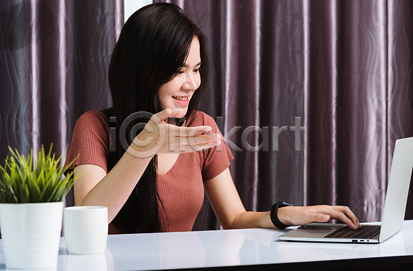 성인 성인여자한명만 여자 한명 JPG 포토 해외이미지 노트북 미소(표정) 비즈니스 상반신 실내 앉기 프리랜서 해외202009