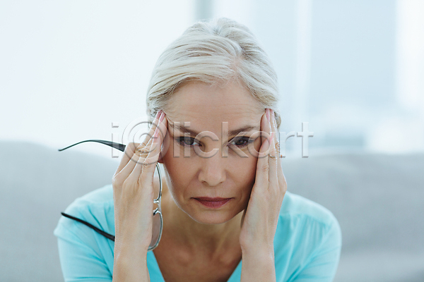 고통 50대 서양인 여자 중년 중년여자한명만 한명 JPG 앞모습 포토 해외이미지 두통 상반신 실내 안경 해외202009