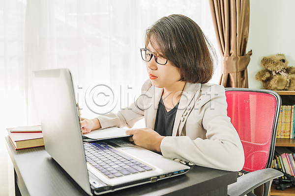 성인 성인여자한명만 여자 한명 JPG 옆모습 포토 해외이미지 노트북 비즈니스 상반신 실내 안경 안경낌 앉기 프리랜서 해외202009