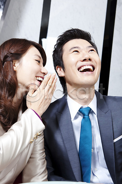 남자 동양인 두명 사람 여자 한국인 JPG 포토 귓속말 라이프스타일 미소(표정) 비즈니스 비즈니스라이프 비즈니스맨 비즈니스우먼 상반신 손짓 실내 앉기 웃음 정장 직장인 커플