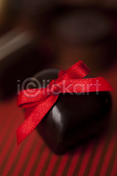 사람없음 JPG 근접촬영 아웃포커스 포토 기념일 디저트 리본 무늬 발렌타인데이 백그라운드 세로 스튜디오촬영 실내 음식 이벤트 장식 줄무늬 초콜릿 패턴 하트