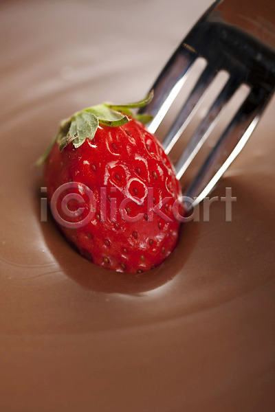 사람없음 JPG 근접촬영 포토 과일 기념일 디저트 딸기 발렌타인데이 백그라운드 세로 스튜디오촬영 식기 식물 실내 이벤트 장식 초코시럽 초콜릿 포크 퐁듀 한개