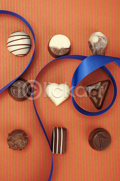 사람없음 JPG 포토 하이앵글 기념일 끈 디저트 리본 무늬 발렌타인데이 백그라운드 세로 스튜디오촬영 실내 여러개 음식 이벤트 장식 줄무늬 초콜릿 패턴 하트