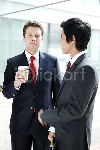 남자 남자만 동양인 두명 백인 사람 서양인 성인 성인남자만 성인만 한국인 JPG 포토 글로벌 글로벌비즈니스 비즈니스 비즈니스라이프 비즈니스맨 실내 음료 정장 주간 직장인 커피 회사