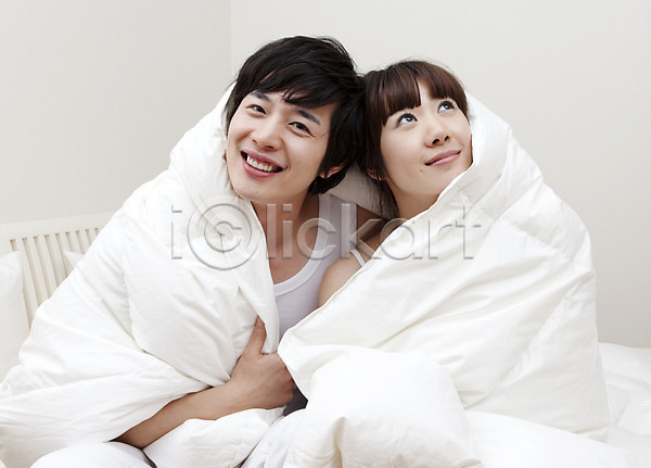 사랑 상상 여유 행복 휴식 남자 동양인 두명 사람 여자 2010년일본 JPG 앞모습 포토 해외기획촬영 기상(잠에서깸) 라이프 라이프스타일 미소(표정) 상반신 생각 실내 앉기 웃음 이불 취미 침구 침대 침실 커플