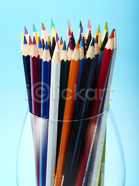 사람없음 JPG 포토 문구용품 백그라운드 사무용품 색연필 색연필백그라운드 스튜디오촬영 실내 여러개 연필 연필꽂이 오브젝트 일렬 잔 컬러풀 컵 패턴 필기구 학용품