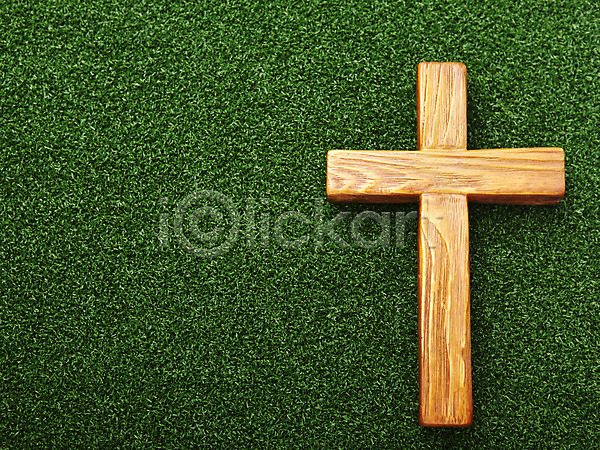 사람없음 JPG 포토 기독교 기독교용품 나무십자가 목재 백그라운드 스튜디오촬영 실내 십자가 오브젝트 잔디 종교 종교용품 초록색 컬러