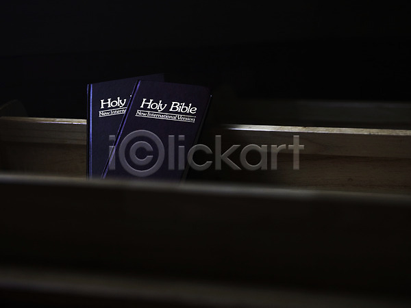 사람없음 JPG 포토 교회 기독교 기독교용품 백그라운드 성경 실내 오브젝트 의자 장의자 종교 종교용품 책 표지