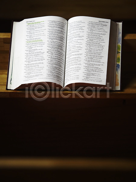 사람없음 JPG 포토 교회 기독교 기독교용품 백그라운드 성경 실내 오브젝트 의자 장의자 종교 종교용품 책 펼침