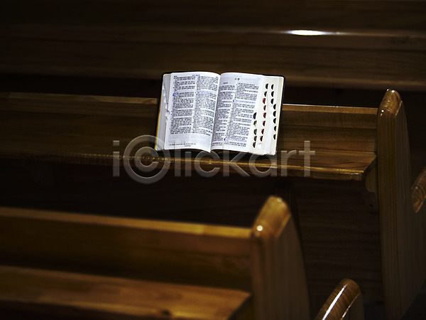 사람없음 JPG 포토 교회 기독교 기독교용품 백그라운드 성경 실내 오브젝트 의자 장의자 종교 종교용품 책 펼침
