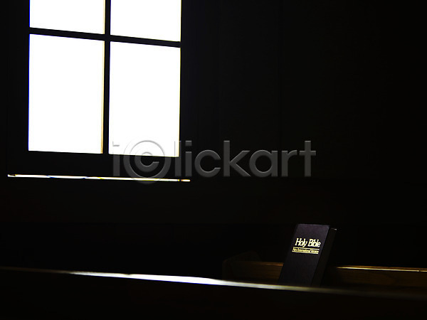 사람없음 JPG 포토 교회 기독교 기독교용품 백그라운드 성경 실내 오브젝트 의자 장의자 종교 종교용품 창문 책 표지