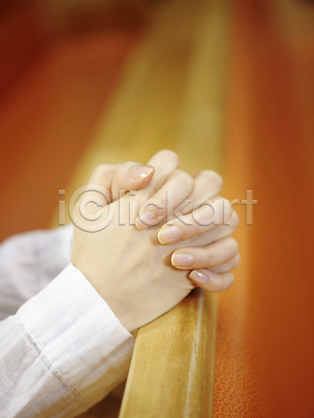 사람 신체부위 JPG 포토 교회 기도 기독교 기독교용품 백그라운드 손 실내 예배 오브젝트 의자 장의자 종교 종교용품