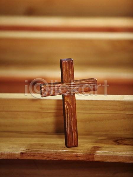 사람없음 JPG 포토 교회 기독교 기독교용품 나무십자가 목재 백그라운드 실내 십자가 오브젝트 의자 장의자 종교 종교용품