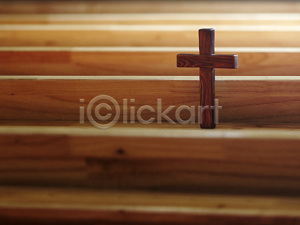 사람없음 JPG 포토 교회 기독교 기독교용품 나무십자가 목재 백그라운드 실내 십자가 오브젝트 의자 장의자 종교 종교용품