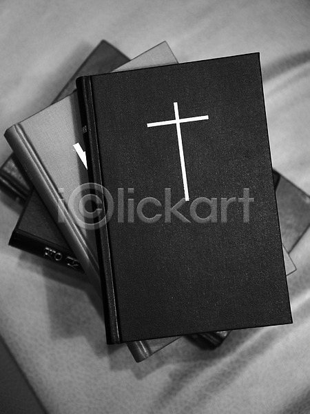 사람없음 JPG 포토 흑백 교회 기독교 기독교용품 백그라운드 성경 실내 십자가 오브젝트 종교 종교용품 책