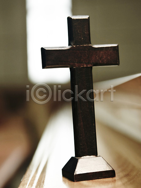 사람없음 JPG 포토 교회 기독교 기독교용품 나무십자가 목재 백그라운드 빛 실내 십자가 오브젝트 종교 종교용품 창문