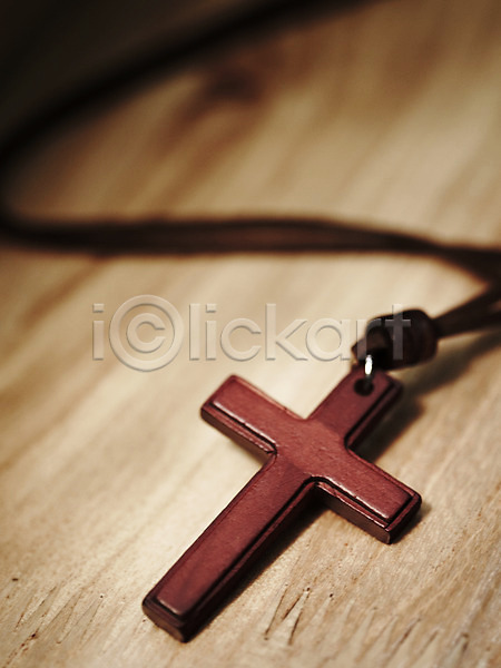 사람없음 JPG 포토 교회 기독교 기독교용품 나무십자가 목걸이 목재 백그라운드 실내 십자가 십자가목걸이 오브젝트 종교 종교용품