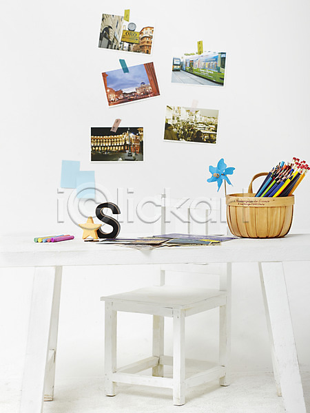 사람없음 JPG 포토 기념사진 미술 미술도구 바람개비 백그라운드 색연필 스튜디오촬영 실내 의자 탁자