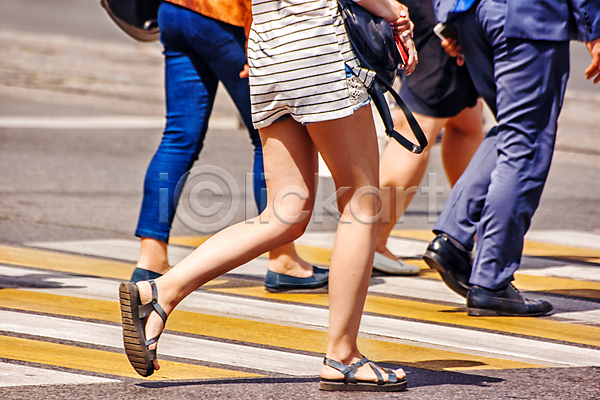 산책 이동 남자 사람 사람없음 성인 여자 JPG 포토 해외이미지 거리 그룹 도로 도시 도심 라이프스타일 보행자 아스팔트(도로) 야외 얼룩말 장면 재촉 주간 줄무늬 치마 파란색 포즈 해외202009