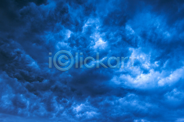 사람없음 JPG 포토 해외이미지 검은색 구름(자연) 닫기 묘사 백그라운드 심볼 야외 어둠 자연 질감 천국 파란색 패턴 폭풍 폭풍우 풍경(경치) 하늘 해외202009 환경 흰색