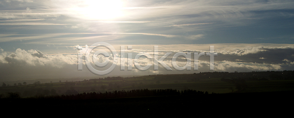 사람없음 JPG 포토 해외이미지 구름(자연) 날씨 땅 밭 시골 어둠 영국 요크셔테리어 유럽 잉글랜드 자연 초록색 파노라마 하늘 해외202009 햇빛 흐림
