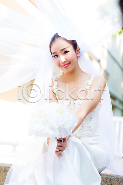 성인 성인여자한명만 여자 한명 JPG 앞모습 포토 해외이미지 결혼 공원 신부(웨딩) 야외 정원 주간 해외202009