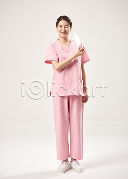 사회이슈 20대 성인여자한명만 여자 한국인 한명 JPG 앞모습 포토 간호사 델타변이바이러스 마스크 미소(표정) 바이러스 서기 스튜디오촬영 실내 의료진 전신 코로나바이러스 회색배경