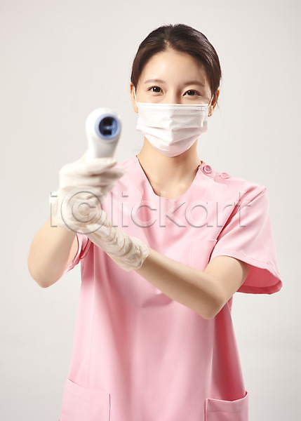 사회이슈 20대 성인여자한명만 여자 한국인 한명 JPG 앞모습 포토 간호사 델타변이바이러스 마스크 바이러스 비접촉체온계 상반신 서기 스튜디오촬영 실내 온도계 의료진 체온계 코로나바이러스 회색배경