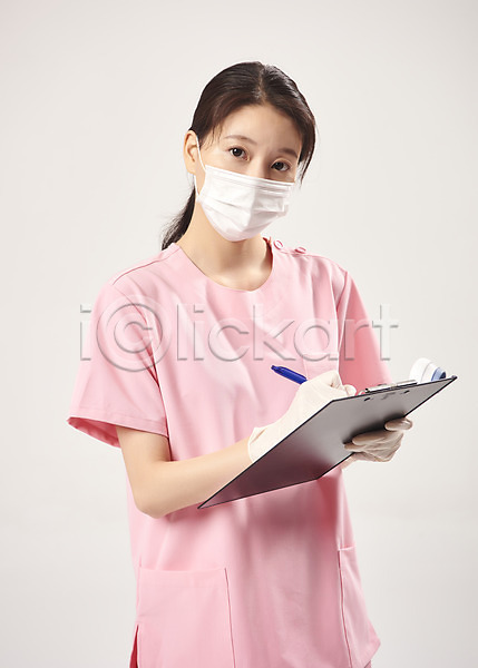 사회이슈 20대 성인여자한명만 여자 한국인 한명 JPG 앞모습 포토 간호사 기록 델타변이바이러스 마스크 바이러스 상반신 서기 서류판 스튜디오촬영 실내 의료진 코로나바이러스 회색배경