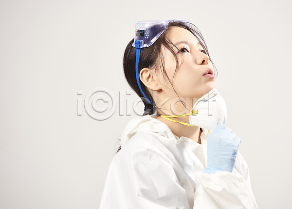 사회이슈 20대 성인여자한명만 여자 한국인 한명 JPG 옆모습 포토 델타변이바이러스 마스크 바이러스 방역복 보안경 상반신 서기 스튜디오촬영 실내 의료진 의사 코로나바이러스 턱스크 회색배경 힘듦