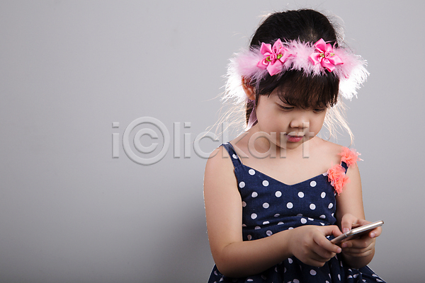 기쁨 스마트 행복 동양인 어린이 여자 한명 JPG 포토 해외이미지 고립 놀이 모바일 백그라운드 스마트폰 잡기 해외202009 핸드폰 흰색