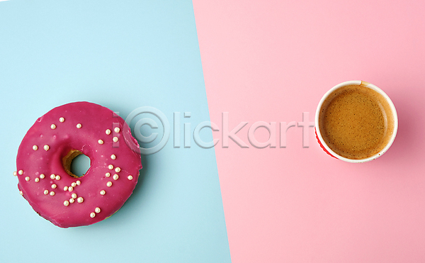 달콤 사람없음 JPG 포토 하이앵글 해외이미지 도넛 디저트 분홍색배경 음료 음식 커피 파란배경 해외202009