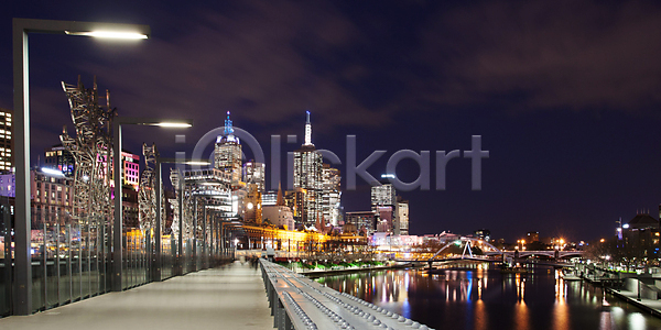 사람 사람없음 JPG 포토 해외이미지 강 건물 건축양식 고층빌딩 도시 도시풍경 멜버른 물 반사 보행자 비즈니스 새벽 어둠 여행 장면 저녁 조명 컬러풀 풍경 하늘 해외202009 해외포토 호주 황혼
