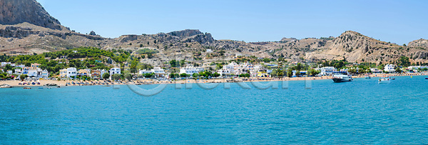 사람없음 JPG 포토 해외이미지 가림막 그리스 그리스인 맑음 모래 바다 보트 선베드 섬 아파트 여름 여행 우산 주택 지중해 태양 파노라마 파란색 풍경 하늘 해외202009 해외포토 햇빛 호텔 휴가