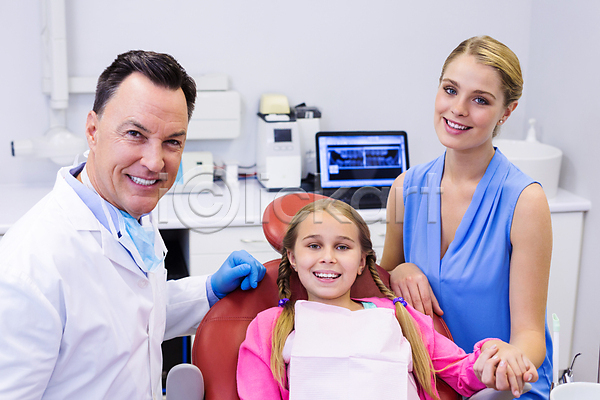 남자 성인 세명 소녀(어린이) 어린이 여자 JPG 포토 해외이미지 병원 상반신 앉기 엄마 치과 치과의사 치과진료 해외202009 환자