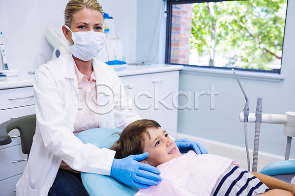 남자 두명 성인 소년 어린이 여자 JPG 포토 해외이미지 병원 상반신 서기 앉기 치과 치과의사 치과진료 해외202009