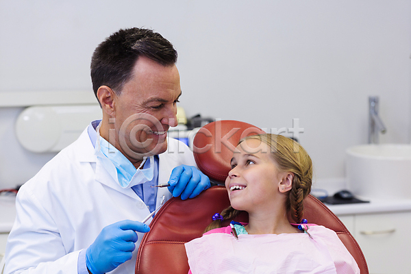 남자 두명 성인 소녀(어린이) 어린이 여자 JPG 포토 해외이미지 병원 상반신 앉기 치과 치과의사 치과진료 해외202009 환자