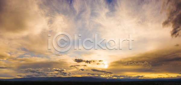 자유 휴식 사람없음 JPG 포토 해외이미지 공상 구름 내추럴 노란색 마법 맑음 백그라운드 빛 빨간색 새벽 수평선 스카이라인 아침 야외 여행 오렌지 윤곽 일몰 일출 자연 저녁 추상 태양 파노라마 파란색 풍경 하늘 해외202009 해외포토 햇빛 황금 황혼