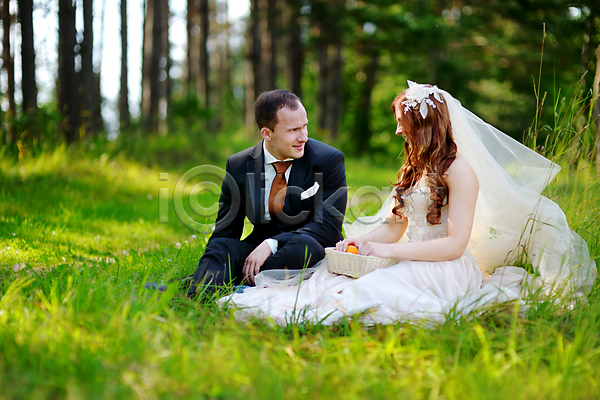 남자 두명 성인 성인만 여자 JPG 앞모습 포토 해외이미지 결혼 결혼식 공원 신부(웨딩) 앉기 야외 정장 주간 커플 턱시도 포옹 해외202009