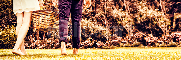 남자 두명 성인 성인만 여자 JPG 뒷모습 아웃포커스 포토 해외이미지 걷기 들기 소풍 소풍바구니 커플 하반신 해외202009